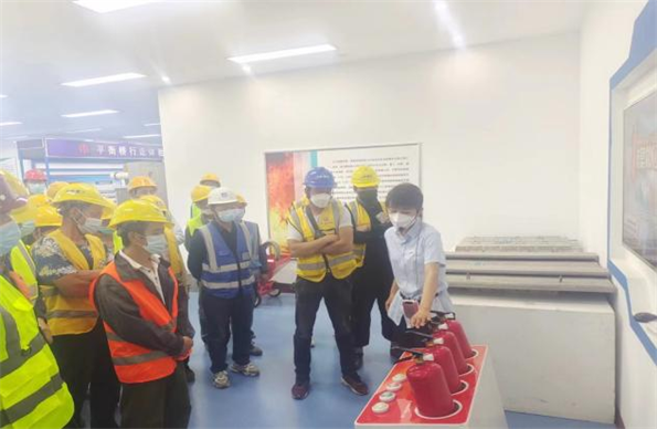 青島自貿(mào)片區(qū)?中德生態(tài)園建筑工人全員體驗(yàn)式安全教育培訓(xùn)在榮華(青島)建科“省級建筑施工安全和裝配式施工體驗(yàn)式教育基地”體驗(yàn)館內(nèi)正式啟動(圖7) 青島自貿(mào)片區(qū)?中德生態(tài)園建筑工人全員體驗(yàn)式安全教育培訓(xùn)在榮華(青島)建科“省級建筑施工安全和裝配式施工體驗(yàn)式教育基地”體驗(yàn)館內(nèi)正式啟動(圖7)