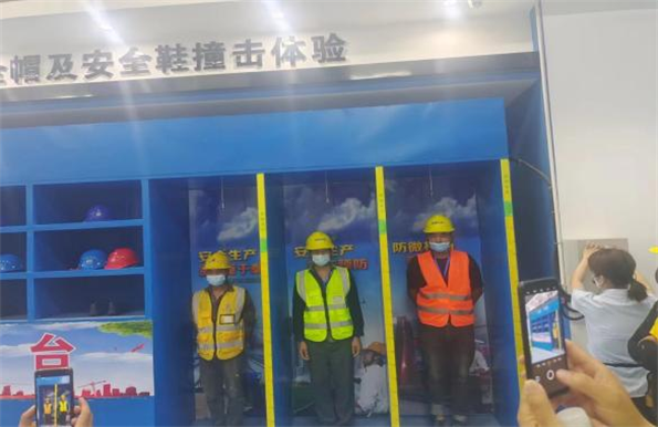 青島自貿(mào)片區(qū)?中德生態(tài)園建筑工人全員體驗(yàn)式安全教育培訓(xùn)在榮華(青島)建科“省級建筑施工安全和裝配式施工體驗(yàn)式教育基地”體驗(yàn)館內(nèi)正式啟動(圖8) 青島自貿(mào)片區(qū)?中德生態(tài)園建筑工人全員體驗(yàn)式安全教育培訓(xùn)在榮華(青島)建科“省級建筑施工安全和裝配式施工體驗(yàn)式教育基地”體驗(yàn)館內(nèi)正式啟動(圖8)