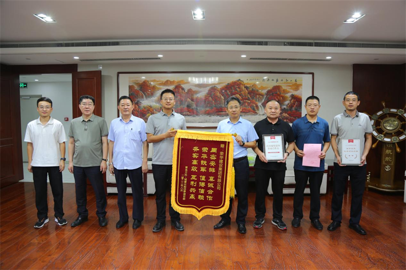 開發(fā)區(qū)分公司第五十四項目部收到青島萬科公司送來的錦旗及表揚信(圖2) 開發(fā)區(qū)分公司第五十四項目部收到青島萬科公司送來的錦旗及表揚信(圖2)